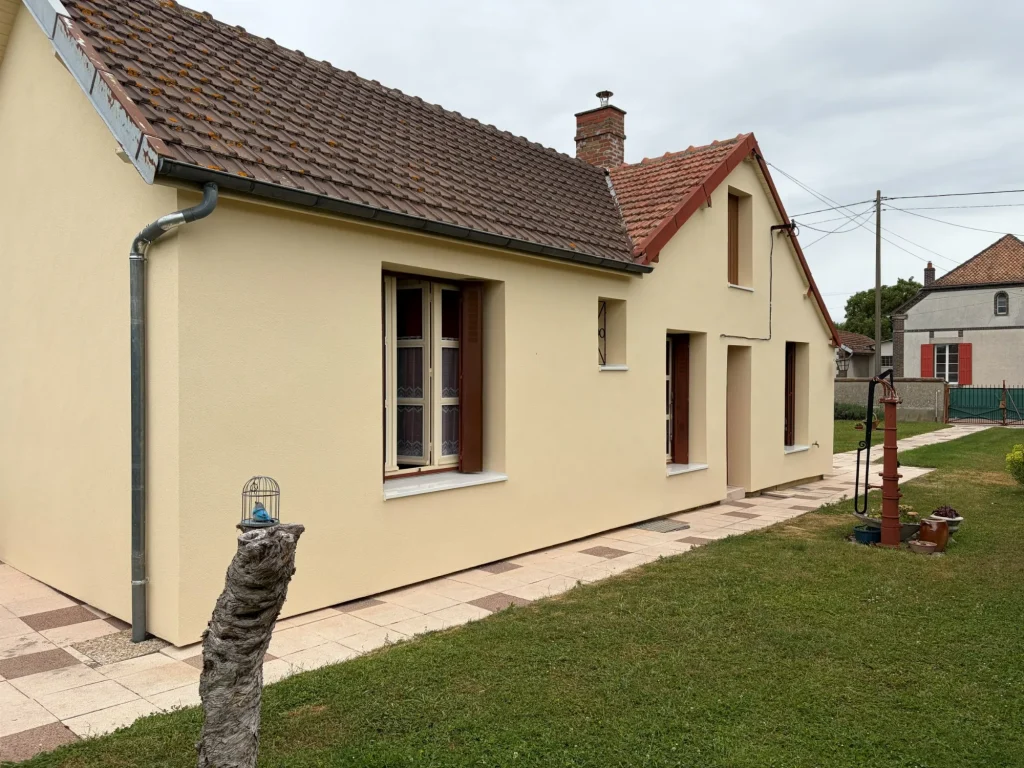 Maison individuelle isolée par l’extérieur, enduit beige